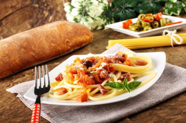 bucatini all'amatriciana, pastırma, domates ve peynir ile