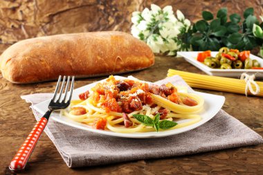 bucatini all'amatriciana, pastırma, domates ve peynir ile