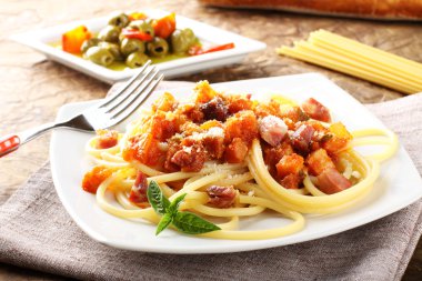 bucatini all'amatriciana, pastırma, domates ve peynir ile