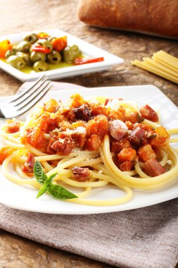 bucatini all'amatriciana, pastırma, domates ve peynir ile