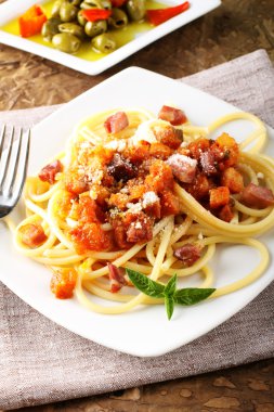 bucatini all'amatriciana, pastırma, domates ve peynir ile