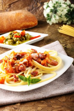 bucatini all'amatriciana, pastırma, domates ve peynir ile