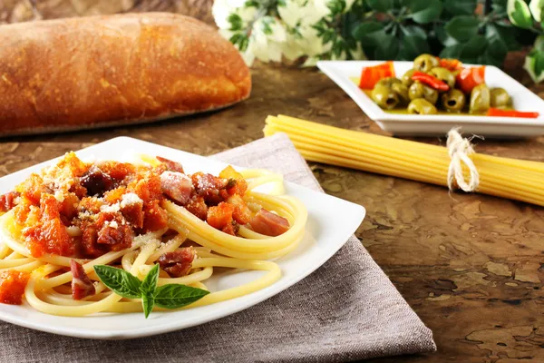 Bucatini all'amatriciana med sidfläsk, tomat och ost — Stockfoto