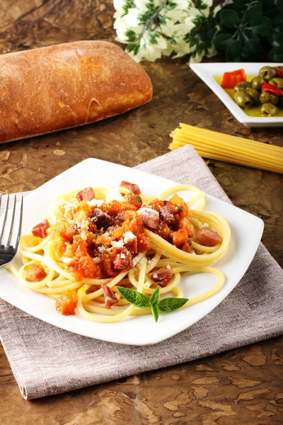 Bucatini all'amatriciana, with bacon, tomato and cheese — Stock Photo, Image