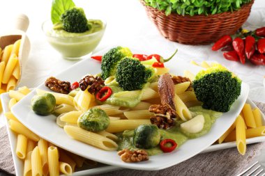 makarna brokoli krema ve fındık ile