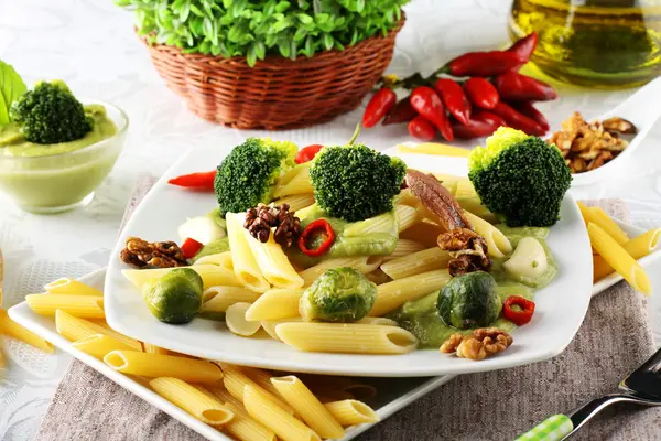 Těstoviny s brokolicí, smetanou a ořechy — Stock fotografie