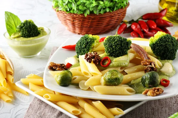 Pasta med broccoli grädde och nötter — Stockfoto