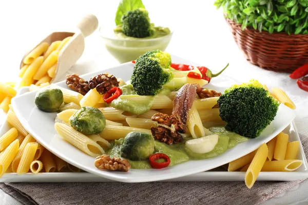 Nudeln mit Brokkoli-Creme und Nüssen — Stockfoto