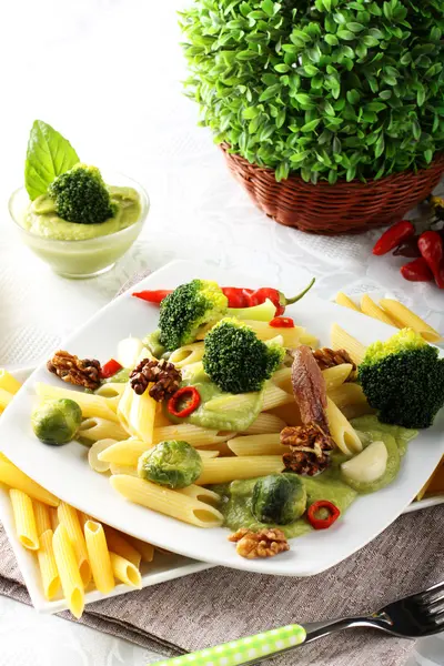 Pasta con crema di broccoli e noci — Foto Stock