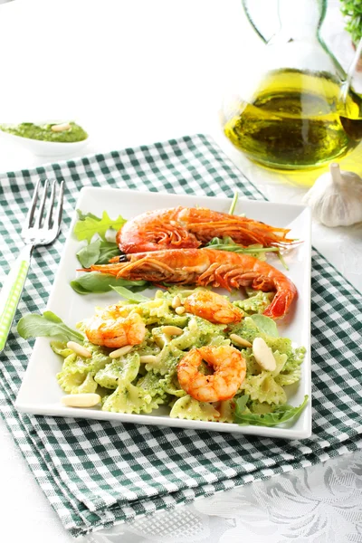 Pasta with red prawns and rocket pesto with almonds — Stock Photo, Image