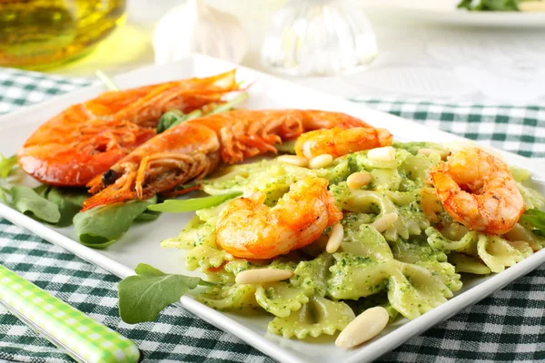 Pasta with red prawns and rocket pesto with almonds — Stock Photo, Image