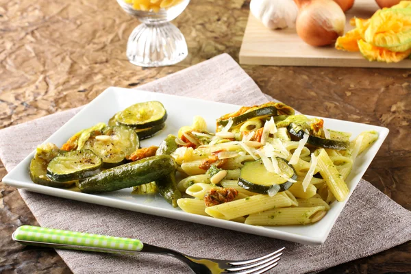 Pasta med zucchini blommor färska — Stockfoto