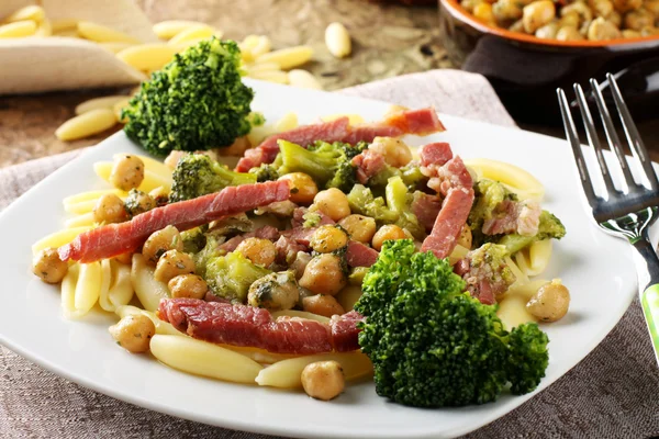 Pasta with broccoli, chickpeas and bacon — Stock Photo, Image