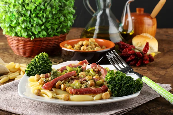 Massa com brócolis, grão de bico e bacon — Fotografia de Stock