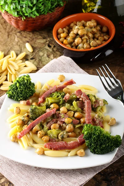 Pasta con broccoli, ceci e pancetta — Foto Stock
