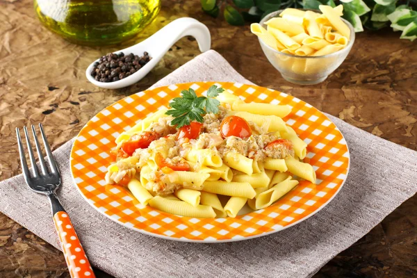 Pasta with crab meat and tomatoes