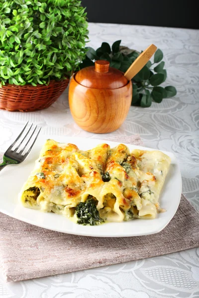 Cannelloni with spinach and ricotta — Stock Photo, Image
