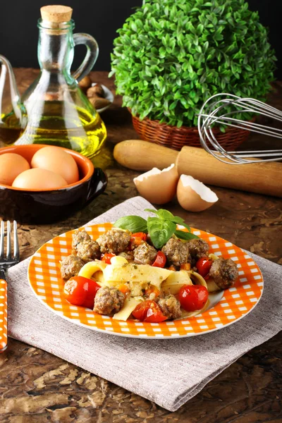 Frische Eiernudeln mit Kirschtomaten und Frikadellen — Stockfoto