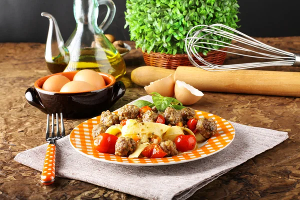 Свежая яичная паста с помидорами и фрикадельками — стоковое фото