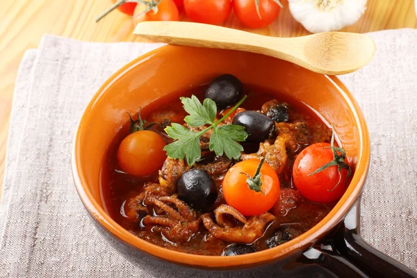 Осьминог и томатный суп — стоковое фото