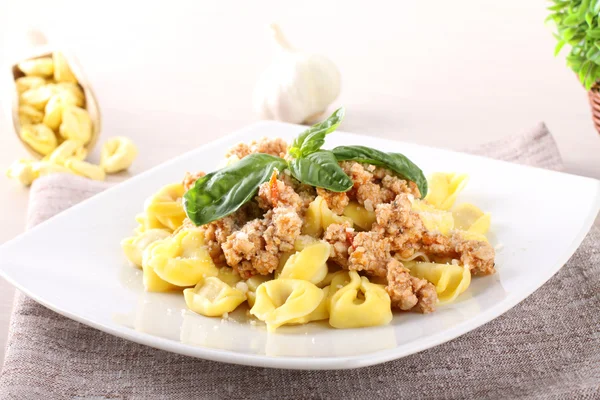 Tortellini com molho de carne e manjericão — Fotografia de Stock