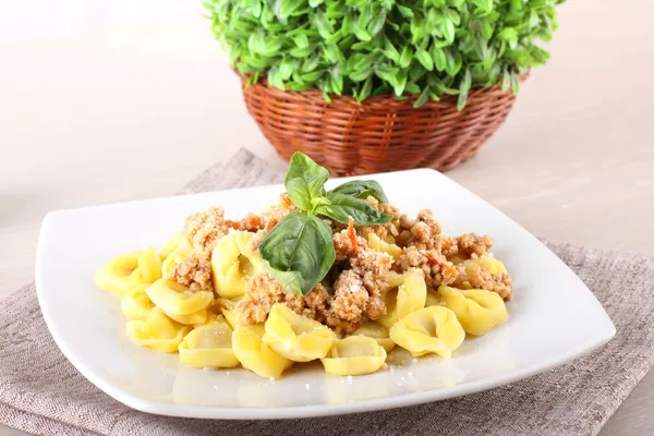 Tortellini med köttfärssås och basilika — Stockfoto