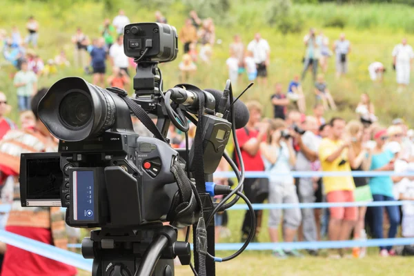 Videokamera auf dem verschwommenen Hintergrund — Stockfoto