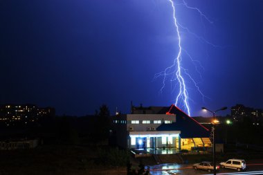 üzerinde bir şehir binaları şiddetli fırtına