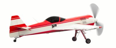 Dönen pervaneli piston motorlu kırmızı akrobatik spor uçaklarının arka tarafı. Beyaz arkaplanda izole 