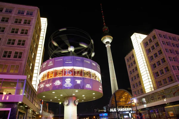 Alexanderplatz, torre de televisión y reloj mundial por la noche, Berlín —  Fotos de Stock