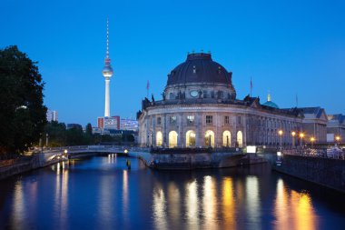 Müzeler Adası gece berlin spree Nehri üzerinde