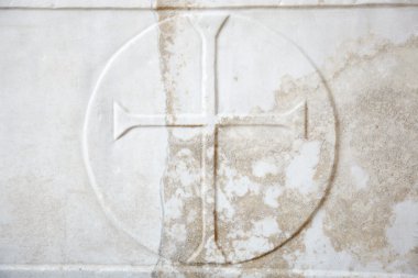 beyaz mermer arka planda oyulmuş haç