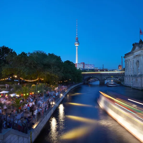 Strand bar en el río Spree, Berlín por la noche — Foto de Stock