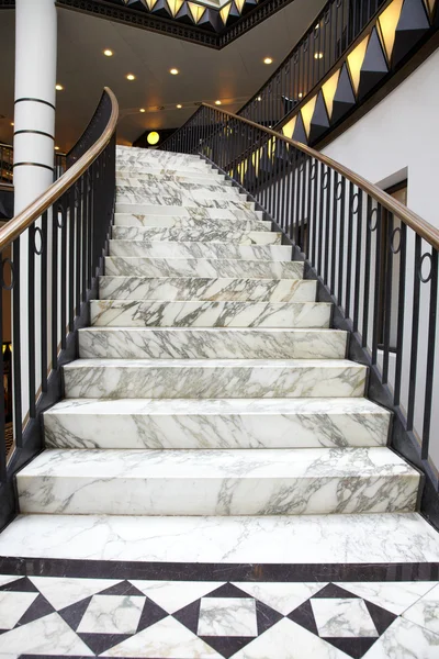 Weiße Marmortreppe in luxuriösem Interieur — Stockfoto