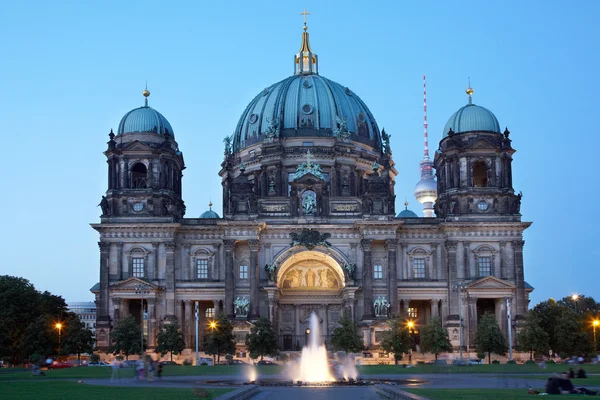 Berlins katedral eller berliner dom på natten — Stockfoto