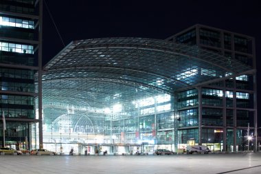 Berlin Merkez İstasyonu, gece