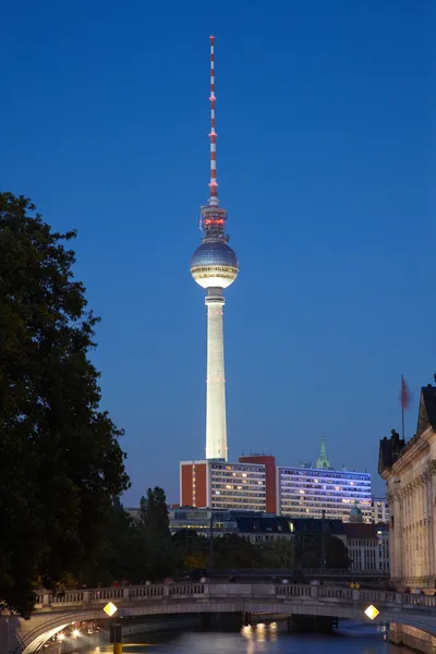 Телебашня ночью от реки Шпрее, Берлин — стоковое фото