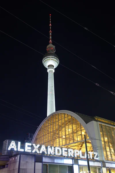 Televizní věž v alexanderplatz v noci, Berlín — Stock fotografie