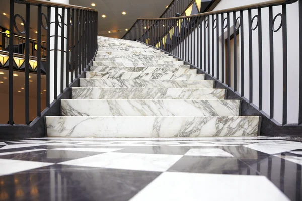 Escalera de mármol blanco en interior de lujo —  Fotos de Stock