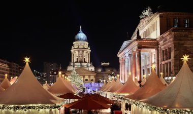 Noel pazarı içinde gendarmenmarkt, berlin