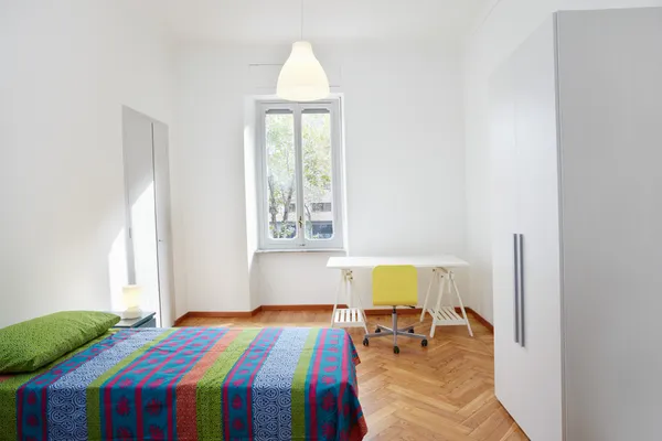 Chambre dans petit appartement moderne — Photo