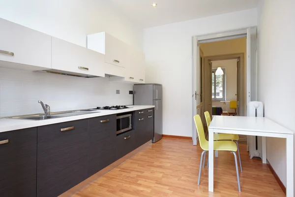 Cuisine moderne dans petit appartement neuf — Photo