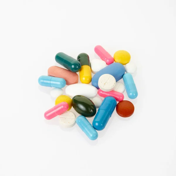 Таблетки и красочные медицинские капсулы — стоковое фото
