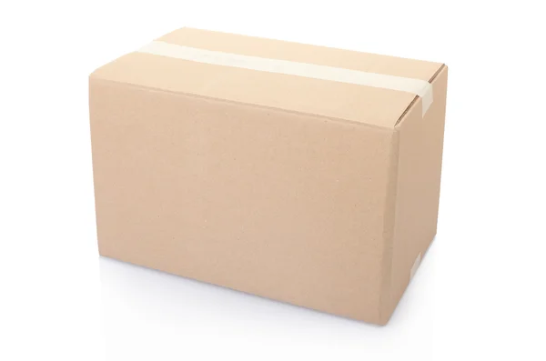 Caja de cartón cerrada con cinta adhesiva — Foto de Stock