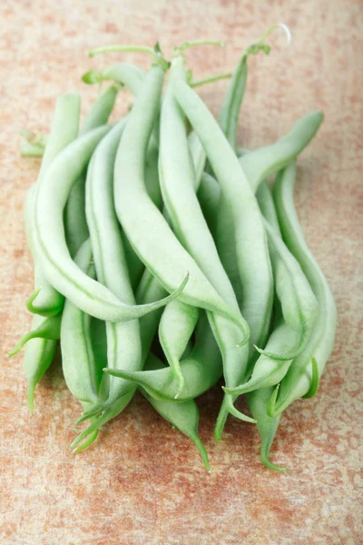 Groene bonen op snijplank — Stockfoto