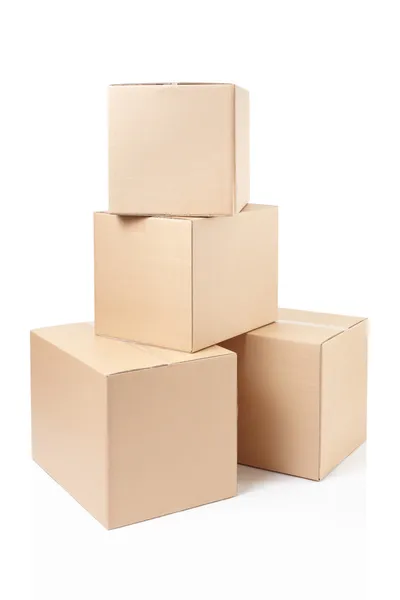 Cajas de cartón apiladas en blanco — Foto de Stock