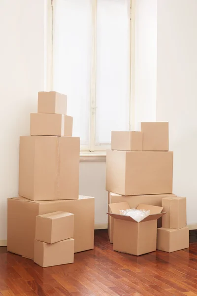 Cajas de cartón en apartamento, día de mudanza —  Fotos de Stock