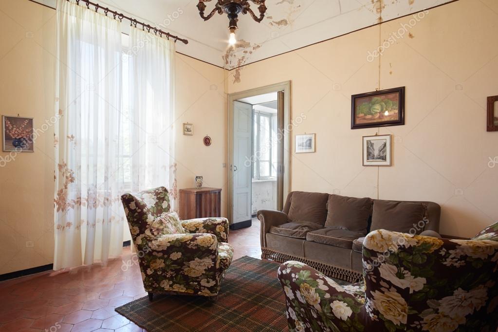 Oude woonkamer in landhuis — Stockfoto © AndreaA. #31810273 Oude woonkamer in landhuis — Stockfoto © AndreaA. #31810273
