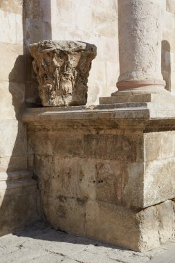 Sermaye ile sütunun Roma kalıntıları: Amman, Jordan