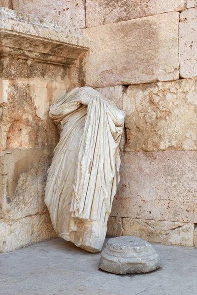 Estatua romana y antiguo fondo mural en Ammán, Jordania — Foto de Stock